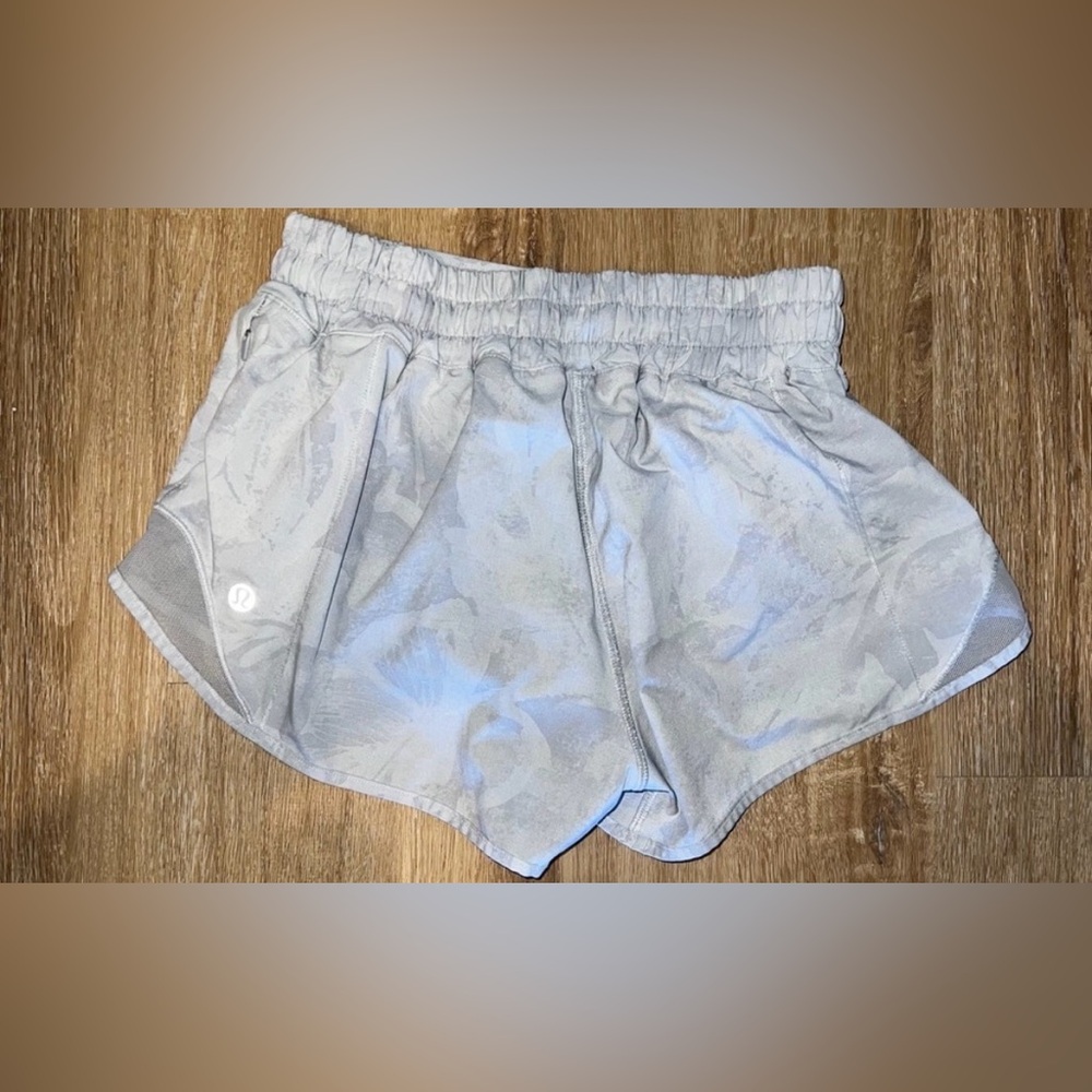 Lululemon Hotty Hot Shorts size 2 - Picture 4 of 8